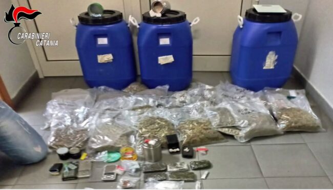 Controllavano a distanza il deposito di droga: arrestata giovane coppia di pusher nel Catanese – VIDEO