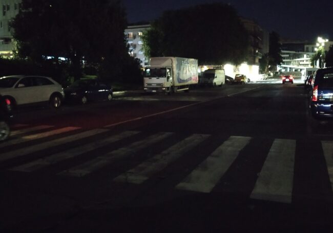 Catania, via Torino al buio. La protesta dei residenti: “Attraversare è un rischio”