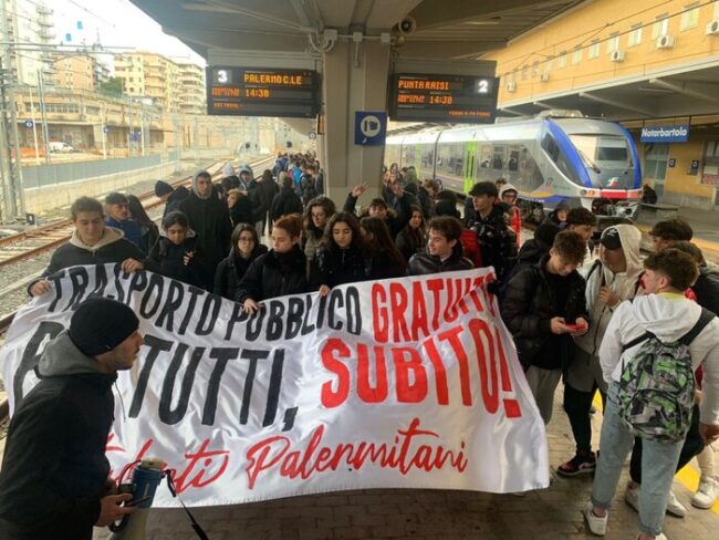 No all’aumento dei prezzi del trasporto pubblico, sit-in di studenti in stazione