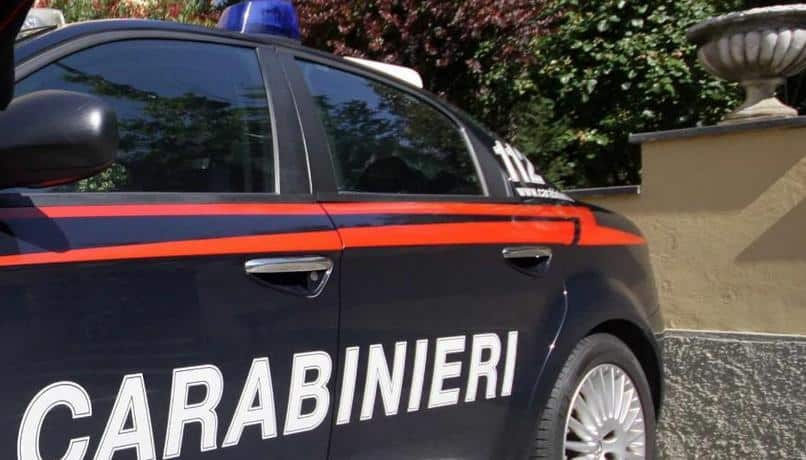 Ubriaca e senza patente in pieno centro tampona auto dei carabinieri: donna sanzionata e denunciata