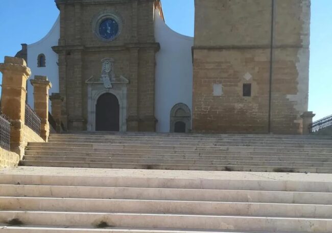 Capodanno “distruttivo” ad Agrigento, presa di mira la Cattedrale: rovesciati vasi, scalinata bruciata dai petardi