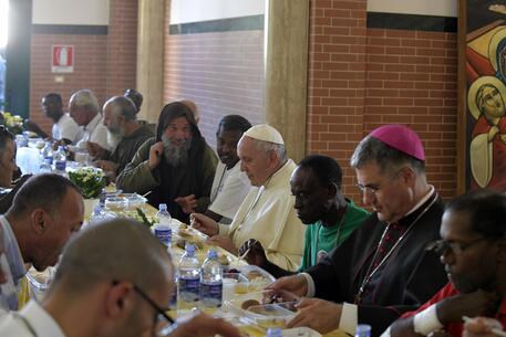 La morte di Biagio Conte tra dolore e ricordi indelebili: nel 2018 il Papa pranzò accanto a lui