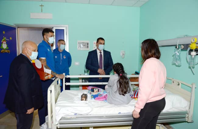 Il Catania porta le calze rossazzurre ai bimbi dell’ospedale Garibaldi Nesima: presente anche Pelligra