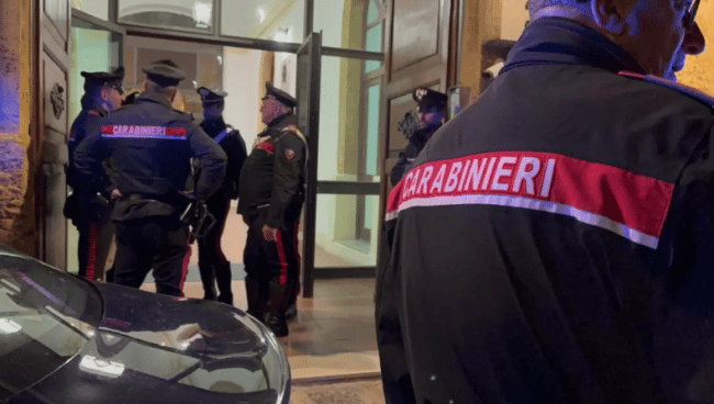 Ristruttura casa e durante i lavori trova sacchetto con pistola carica: accertamenti in corso