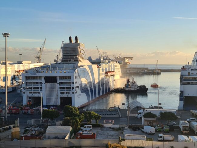 Brucia ancora la nave Gnv al porto di Palermo: vigili del fuoco stremati
