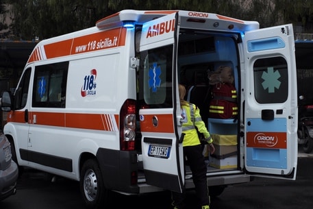 Incidente stradale tra auto e moto a Messina, un ferito