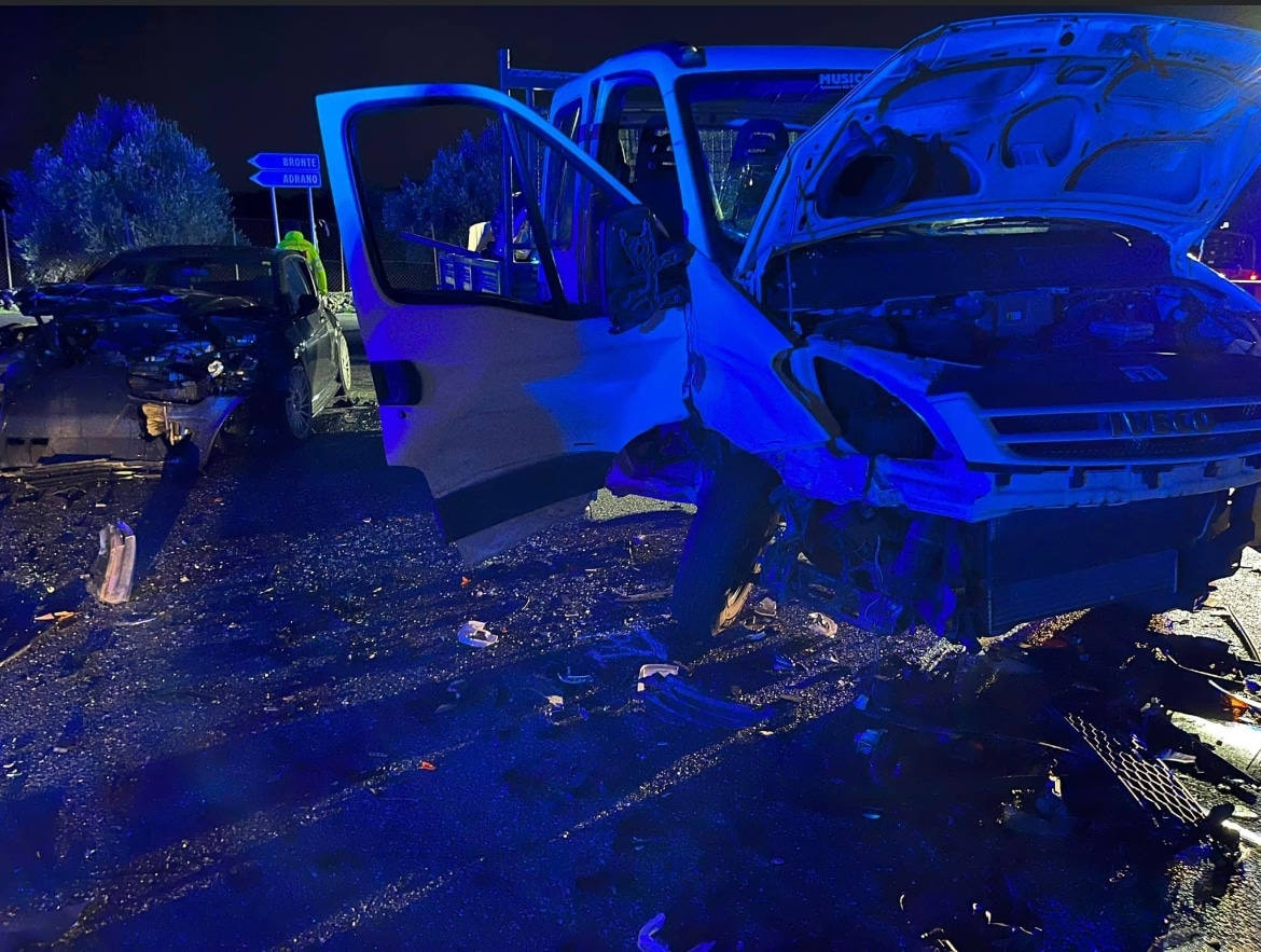 Terribile incidente nel Catanese: impatto nella mattinata fra un camion e un’auto, quattro feriti