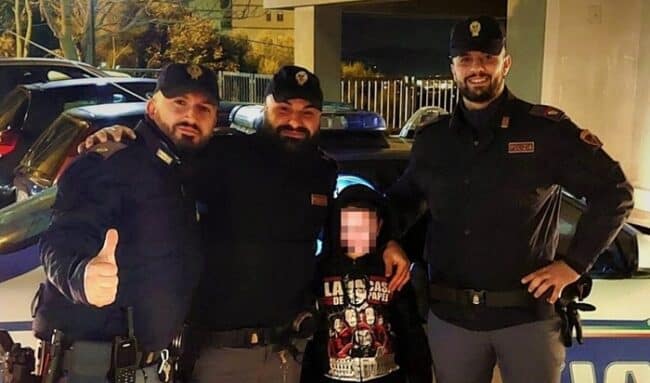 Bimbo si allontana da casa dei nonni e si perde: trovato in una strada buia in preda a una crisi di pianto