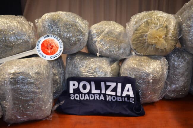 Tenta la fuga all’alt della Polizia ma viene fermato: trovato con 44 chili di droga