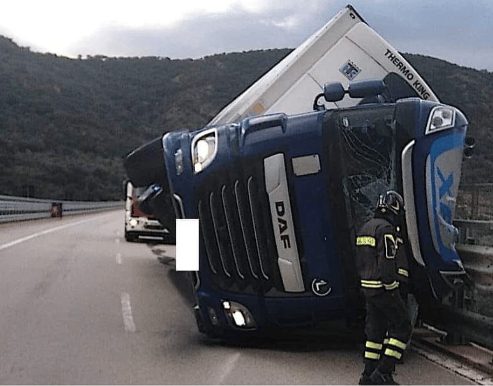 Maltempo in Sicilia, camion si rovescia su un lato