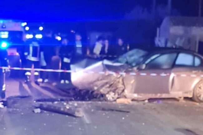 Bmw contro un muro sulla SP 82, ferito il conducente