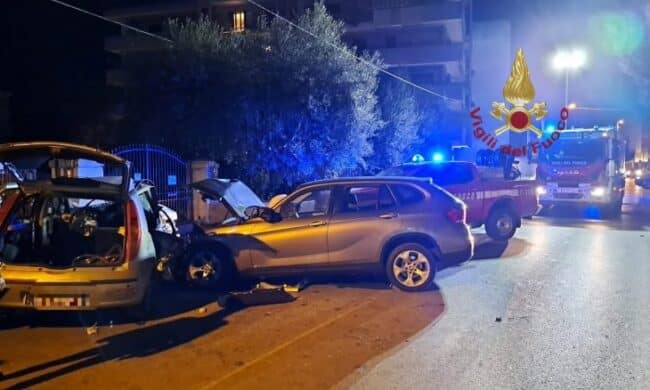 Incidente in via Augusta, scontro frontale tra due auto: giovane incastrato tra le lamiere