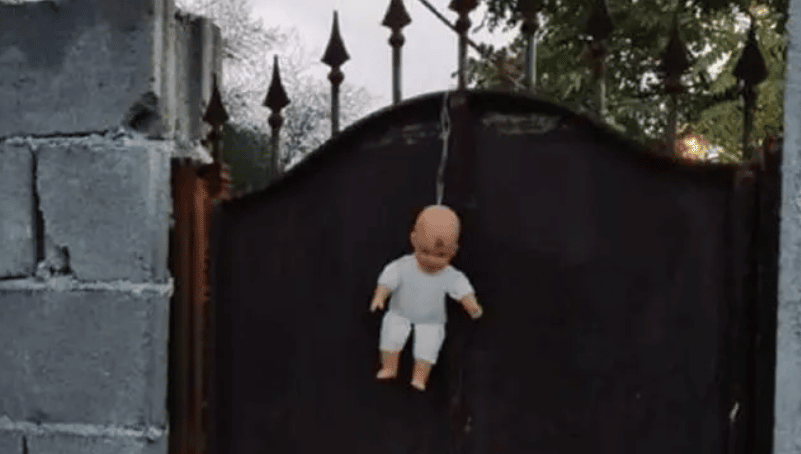 Intimidazione a imprenditore, bambola con proiettile in testa “impiccata” all’ingresso della villa