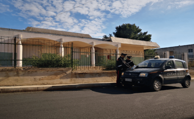 Furto a scuola, rubati un televisore e apparecchiature: 20enne e una minorenne incastrati dalle telecamere