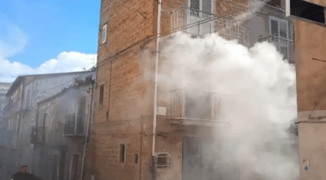 Fiamme e paura in via Umberto, materasso prende fuoco in un’abitazione