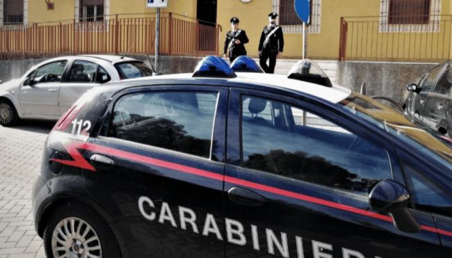 In casa con pericolosa droga orientale, soldi e materiale: arrestato filippino
