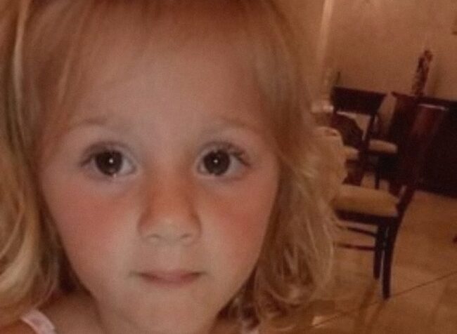 Bimba travolta e uccisa da un’auto, la donna alla guida: “Vorrei abbracciare i genitori”