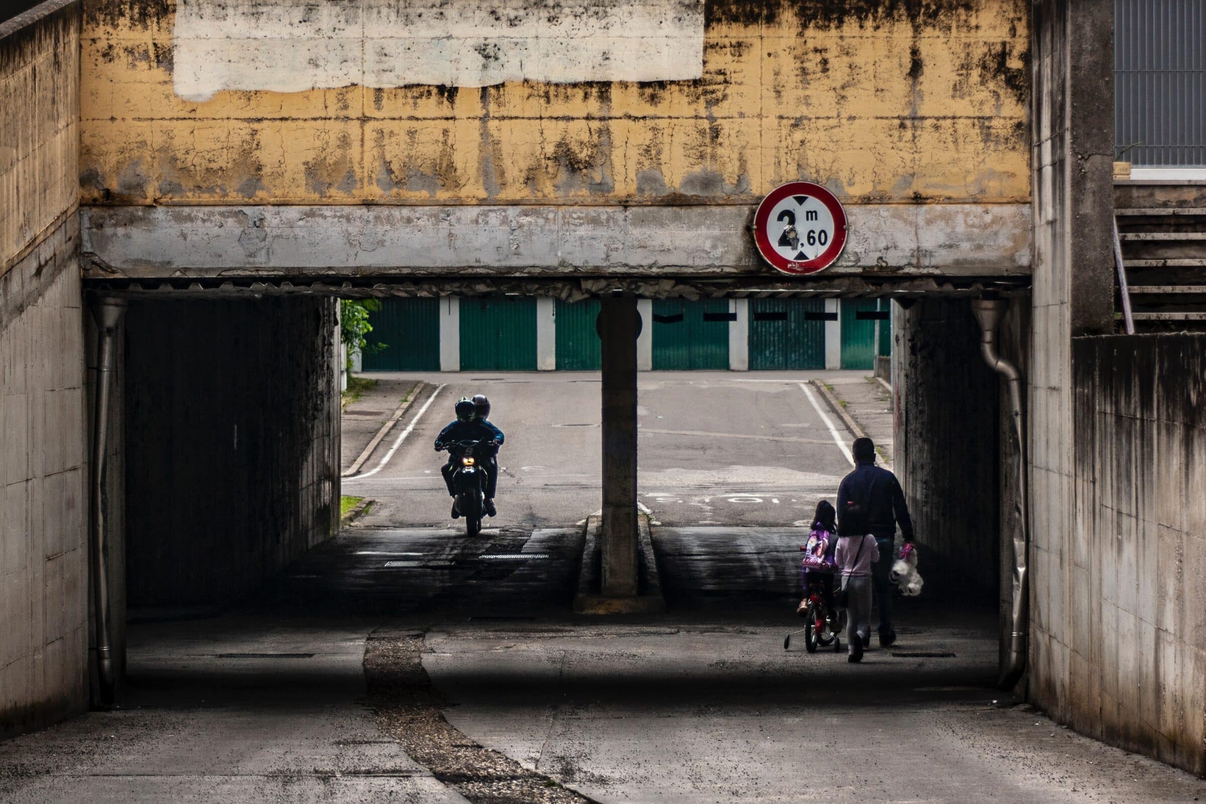 Smantella il motociclo sequestrato: denunciato giovane con guida pericolosa vicina a una scuola