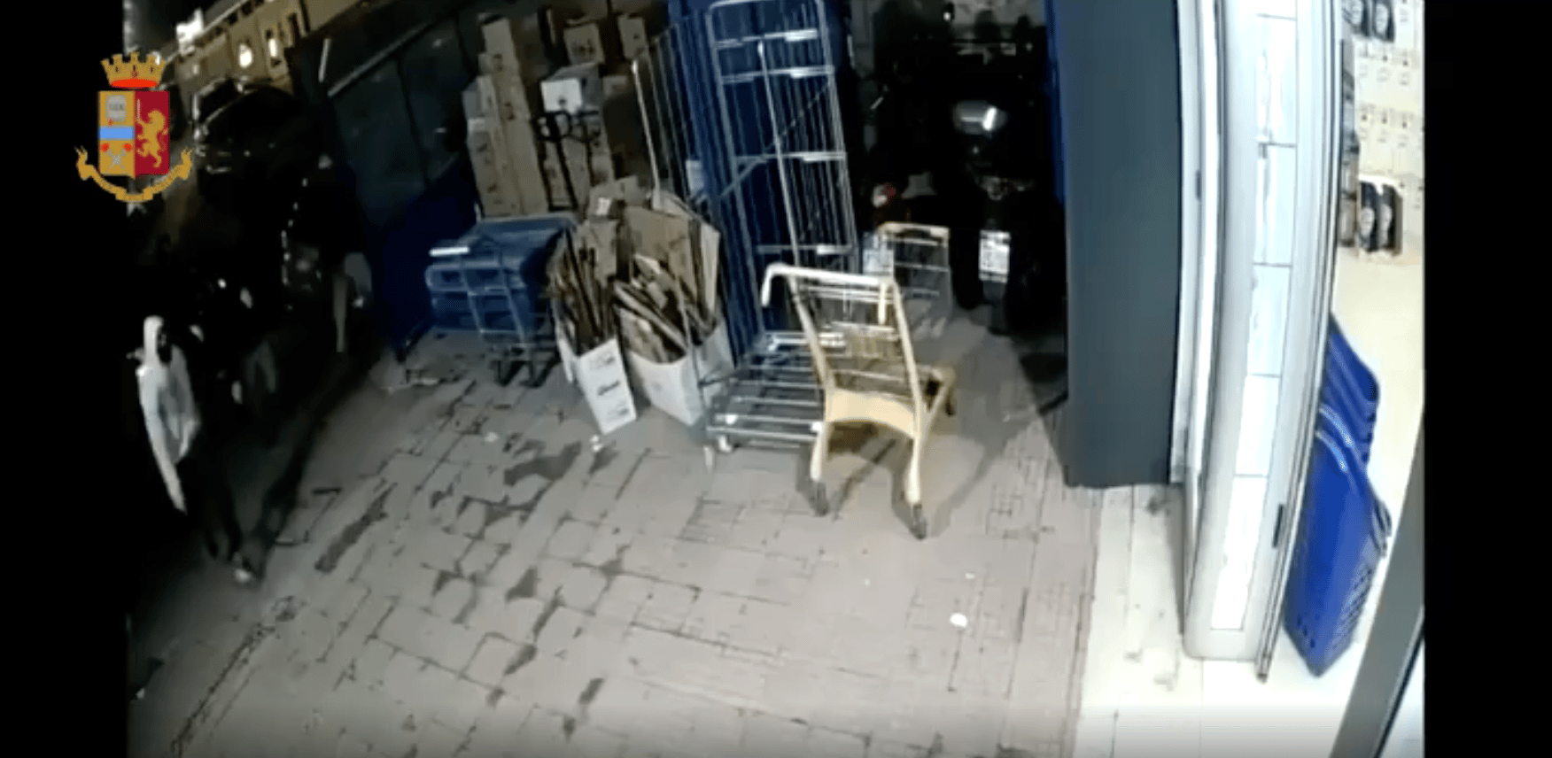 Palermo, rapina in un negozio: due giovani arrestati all’uscita, due i ricercati – VIDEO