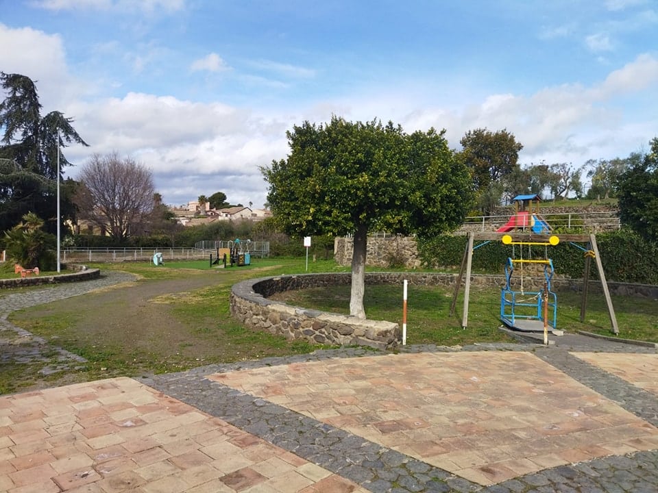 Lavori di riqualificazione al Parco Borsellino di Gravina di Catania: nuovi giochi per bambini e un campo di mini basket