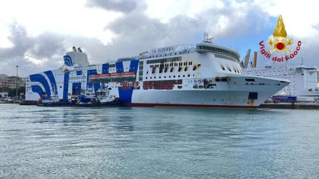 Incendio sulla nave al porto di Palermo, arrivano uomini e mezzi speciali dei vigili del fuoco