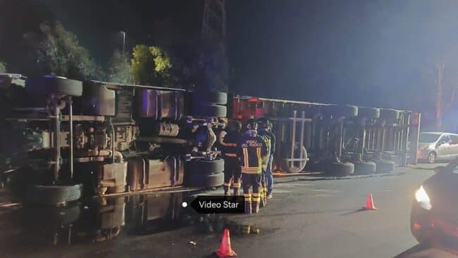 Tangenziale di Catania bloccata per un Tir ribaltato in mezzo alla carreggiata