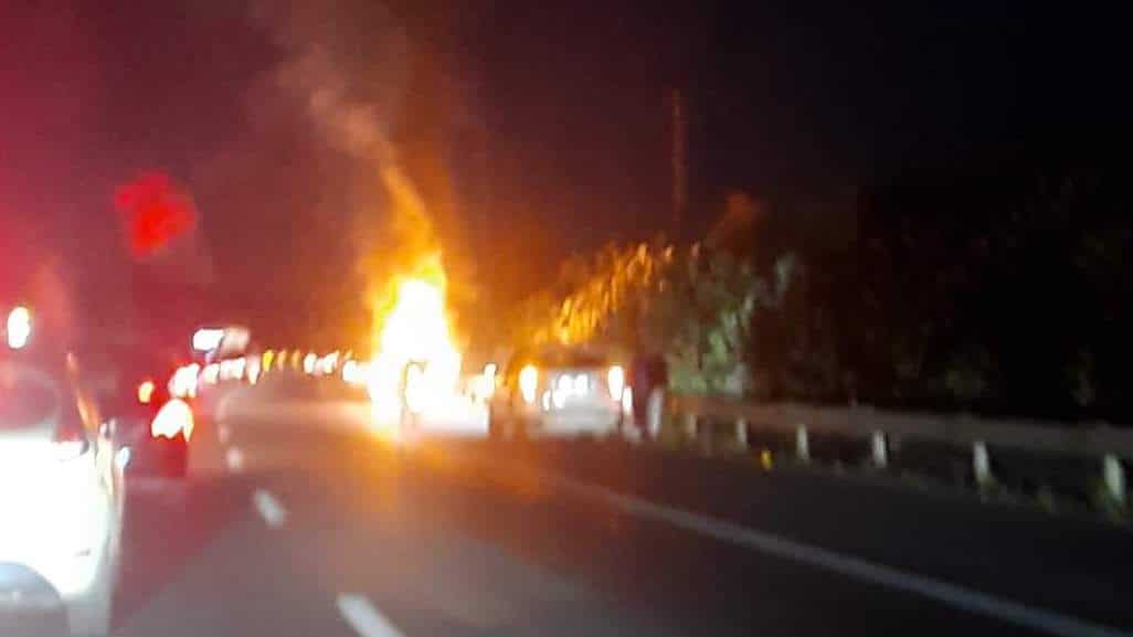 Tangenziale di Catania, veicolo divorato dalle fiamme: traffico bloccato