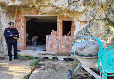 Tenta di costruire casa dentro una grotta: denunciato un uomo nel Ragusano