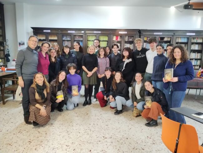 IL PIACERE DELLA LETTURA, UNA CONQUISTA DA RAGGIUNGERE A SCUOLA. LA SCRITTRICE BARBARA BELLOMO OSPITE AL LICEO “SPEDALIERI” DI CATANIA (Intervista alla scrittrice)