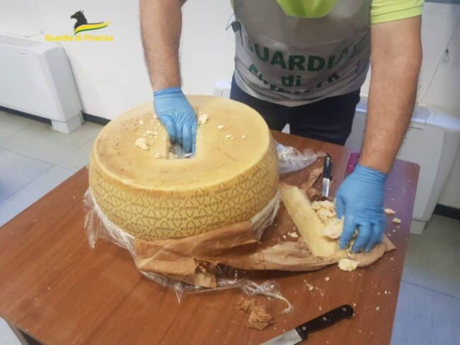 Operazione “Carlo Felice”, 10 arresti: cocaina nascosta nelle forme di parmigiano