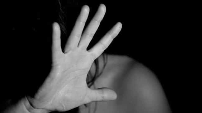 Minorenne si suicida dopo stupro di gruppo filmato col cellulare: chiuse le indagini