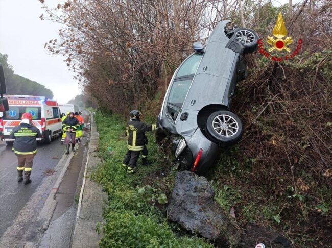 Incidente sulla Messina-Catania, auto finisce fuori dalla carreggiata: c’è un ferito