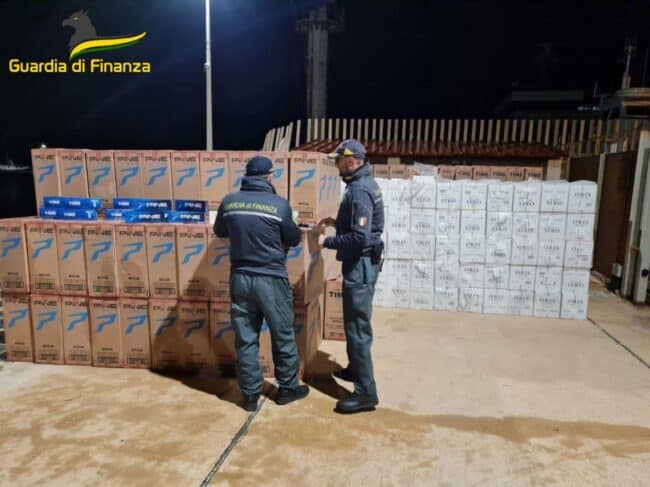 Sequestrate 4 tonnellate di sigarette di contrabbando: arrestati tre corrieri – VIDEO