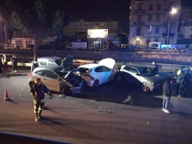 Maxi incidente alla Circonvallazione nella notte, quattro feriti: due gravi