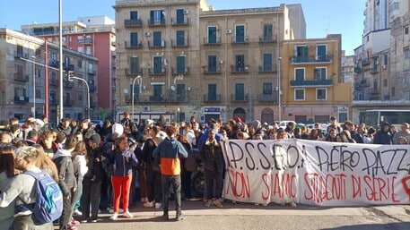 Riscaldamenti rotti nelle scuole, la protesta degli studenti a Palermo: “Aule gelide, non entriamo”