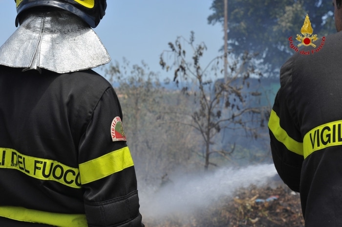 Notte di fuoco a Palermo e provincia, in fiamme anche cumuli di rifiuti: più colpito quartiere Zen 2