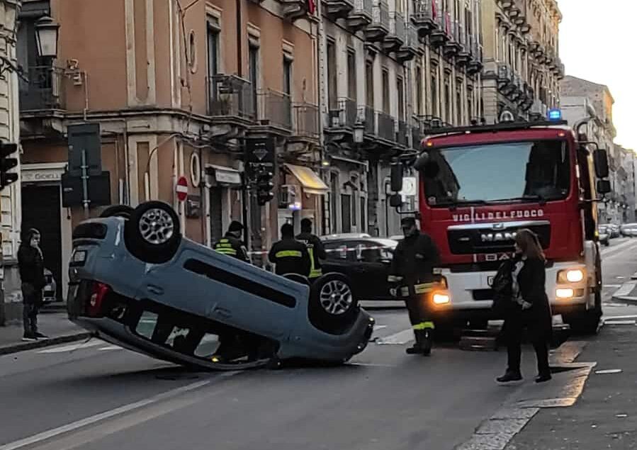 Incidente in mattinata su via Umberto: auto si ribalta