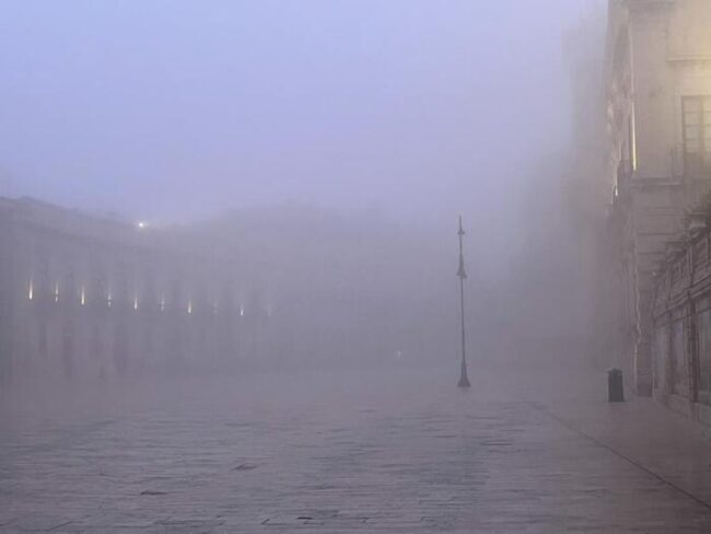 Siracusa avvolta dalla “lupa di mare”, la nebbia che crea un’atmosfera surreale: 2 diportisti in difficoltà
