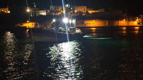 Lampedusa, continuano gli sbarchi di migranti: a bordo di un barchino anche un cadavere