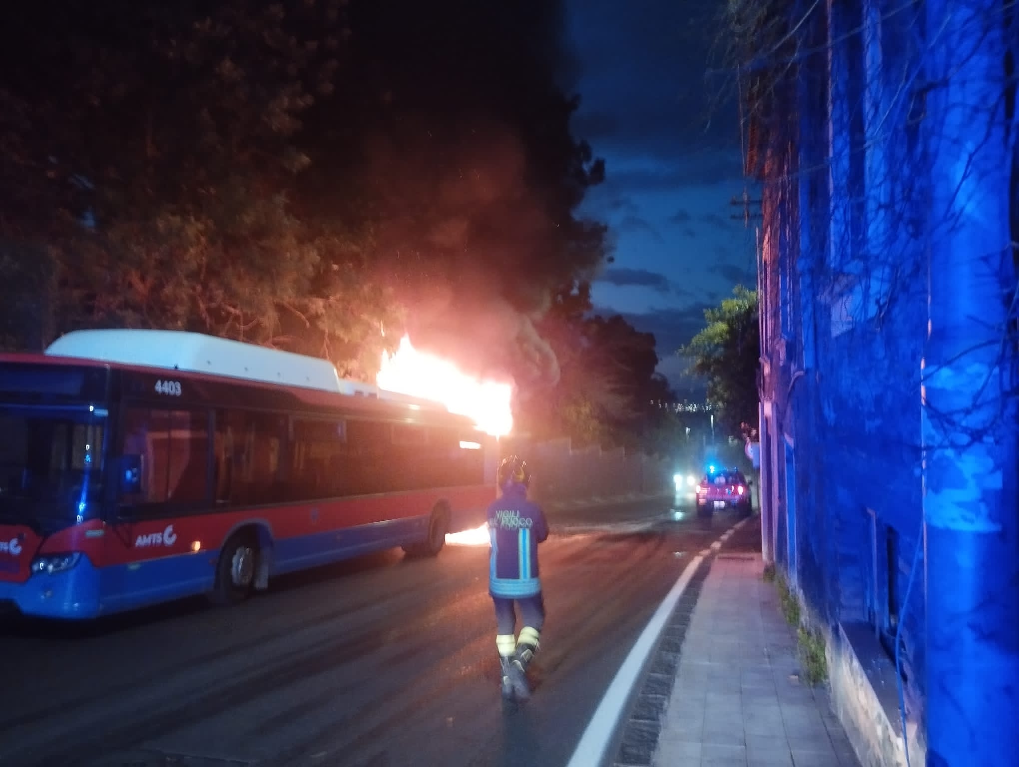 Autobus in fiamme a Catania, era pieno di gente che rientrava da Sant’Agata – LE FOTO