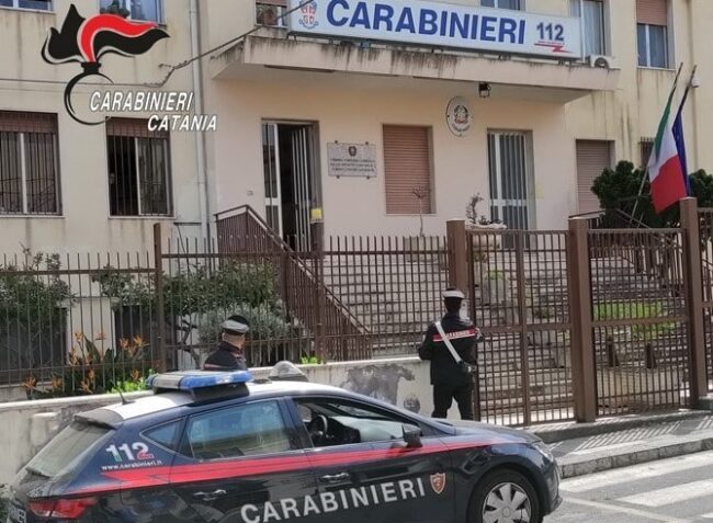 Minacce e violenze continue ai danni di moglie e figlia: in carcere un 54enne nel Catanese