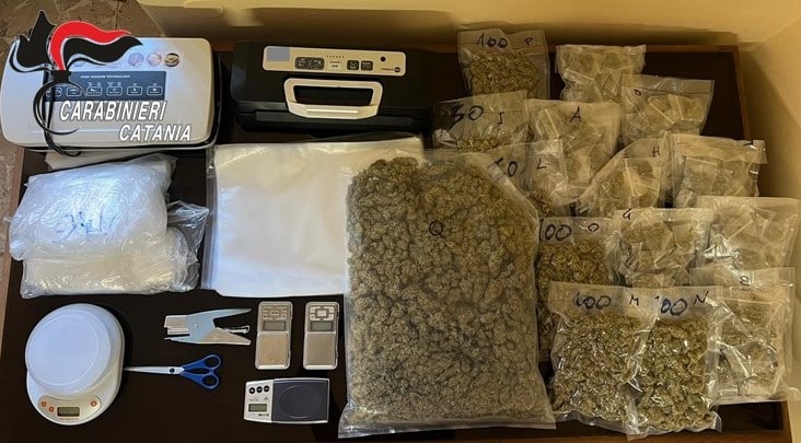 Spaccio a Picanello, aveva 2,3 kg di marijuana in casa: arrestato un 55enne