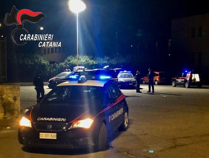 Pusher si barrica in casa per sfuggire ai carabinieri: un arresto nel Catanese