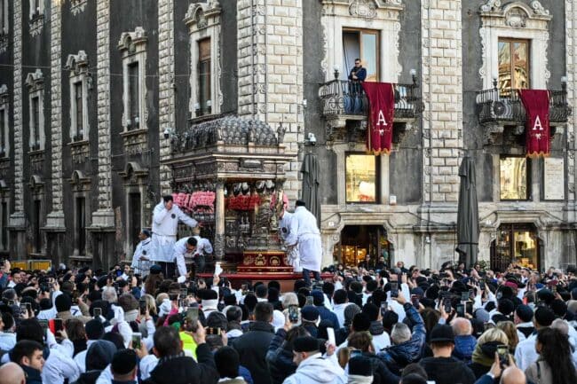 Sant’Agata rientra in Cattedrale: tra intoppi e ritardi si conclude il giro esterno – FOTO E VIDEO
