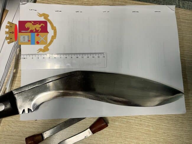 Aeroporto di Catania, donna ai controlli con un grosso coltello dentro il bagaglio: denunciata