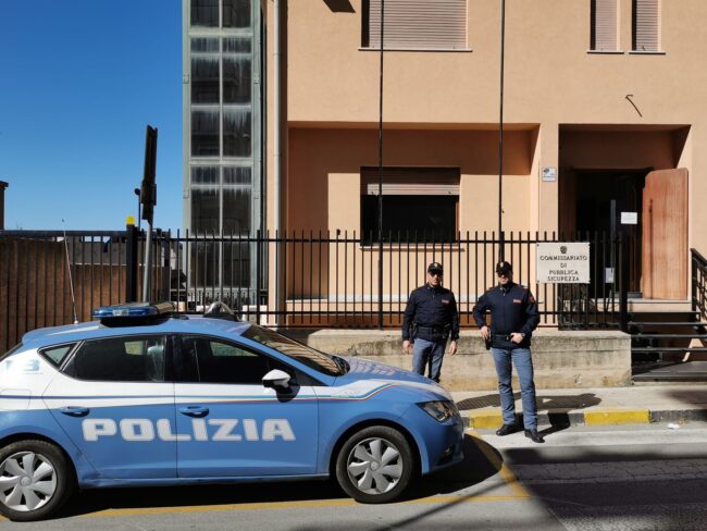 Rissa tra giovani con lancio di oggetti e feriti di arma da taglio: emessi cinque daspo