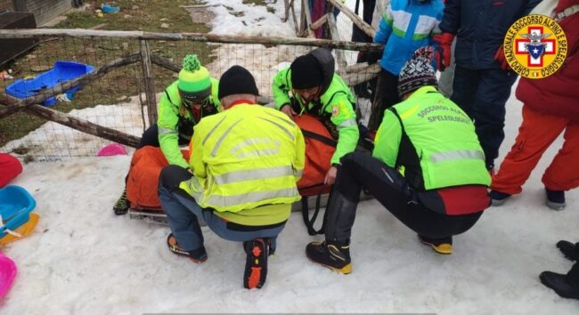 Scivolano con lo slittino, 23enne si scaglia contro grosso sasso e 43enne finisce contro recinzione chalet