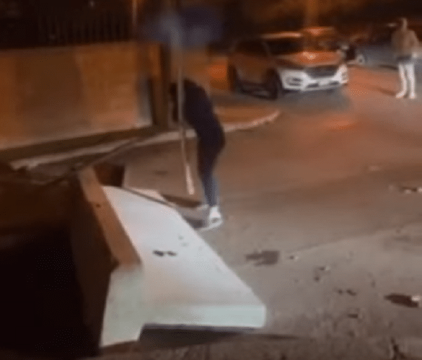 Distrugge segnaletica stradale e barriere, carabinieri lo incastrano grazie ai video postati sui social
