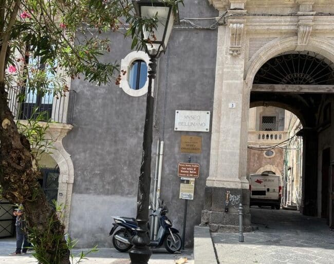 Casa Natale Vincenzo Bellini, il cortile abbandonato alla sporcizia e all’inciviltà: urge intervento
