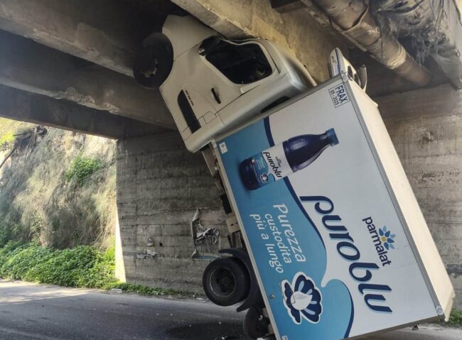 Mezzo pesante incastrato sotto un ponte